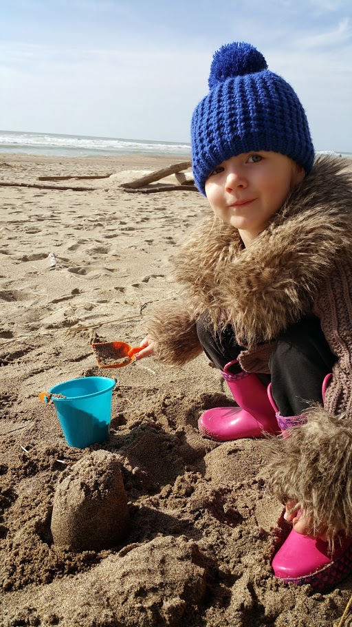 20150412_Emmna digging in the sand 2